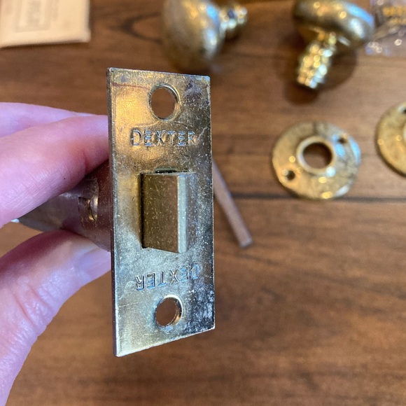 Vintage 1940s Dexter Etched Brass Latch Set 121 A 121 NOS - Picture 6 of 11